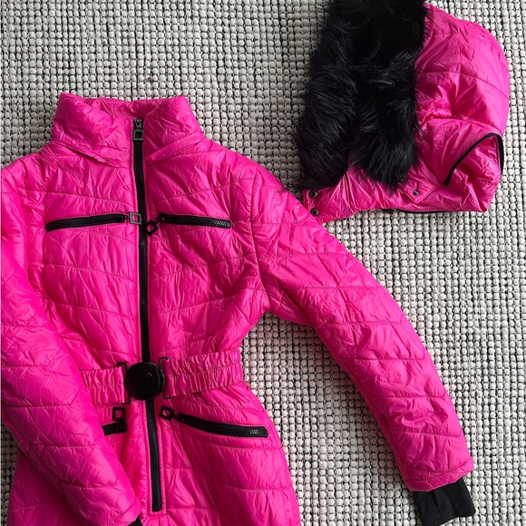 Women’s Ski suite with fur lined hood. Pink. Size Small. - Picture 4 of 11
